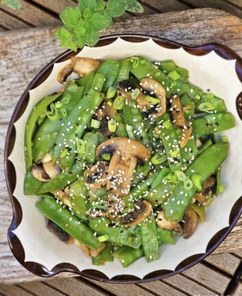 Pois gourmands et champignons sautés à la sauce soja